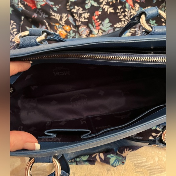 MCM Munchen N2003 No scratches on silver hardware.First photo accurate color - Picture 10 of 13